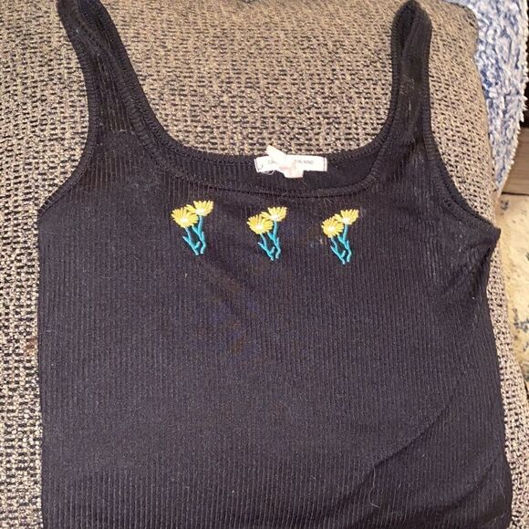 ✨ Sunflower Embroidered Crop Tank Top✨ - Picture 4 of 7